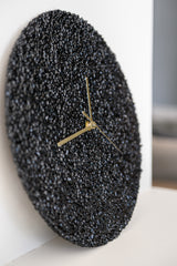 Horloge éclats de verre aiguilles dorées