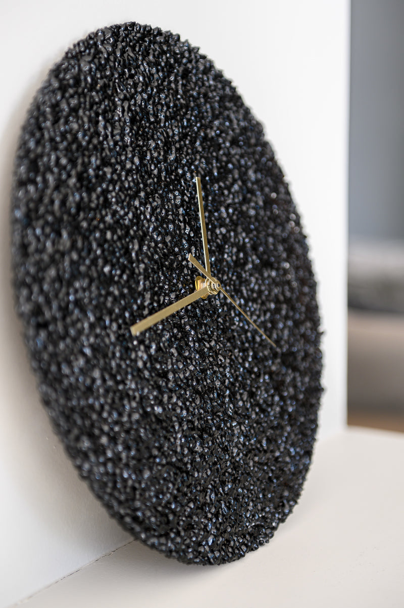 Horloge éclats de verre aiguilles dorées