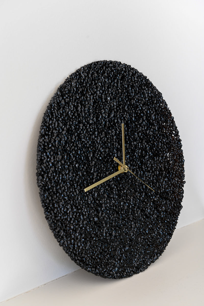 Horloge éclats de verre aiguilles dorées