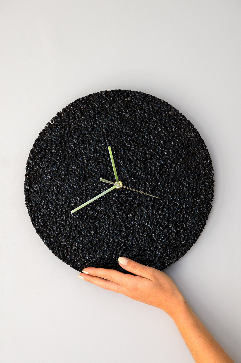 Horloge éclats de verre aiguilles dorées