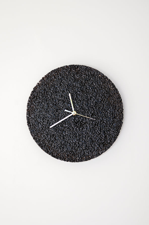 Horloge éclats de verre aiguilles dorées