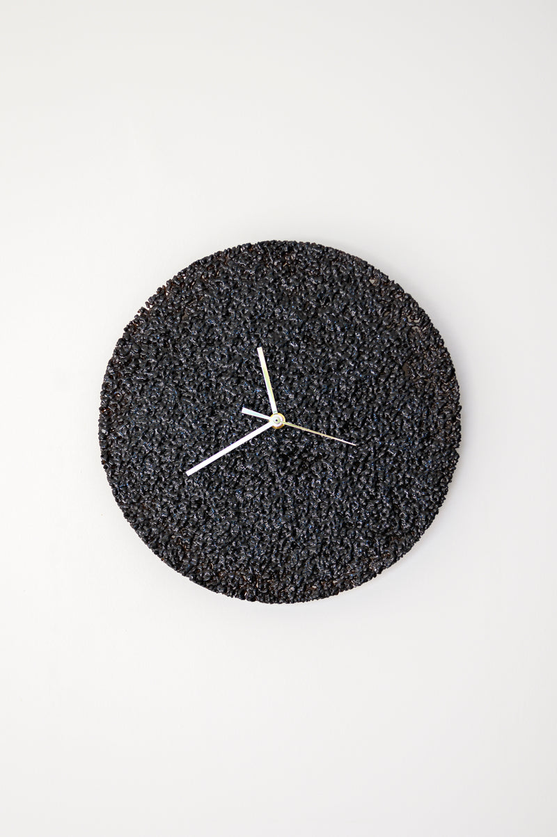 Horloge éclats de verre aiguilles dorées