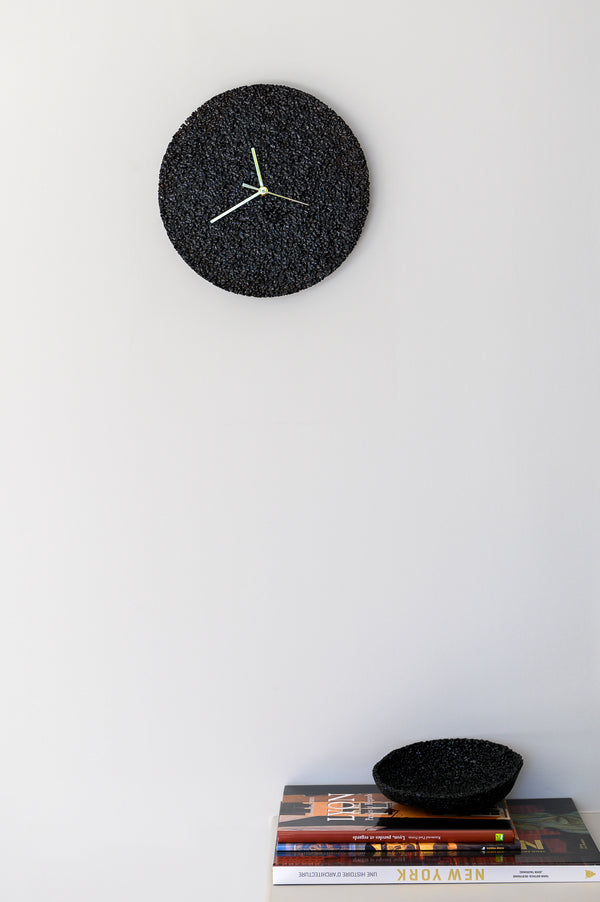 Horloge éclats de verre aiguilles dorées