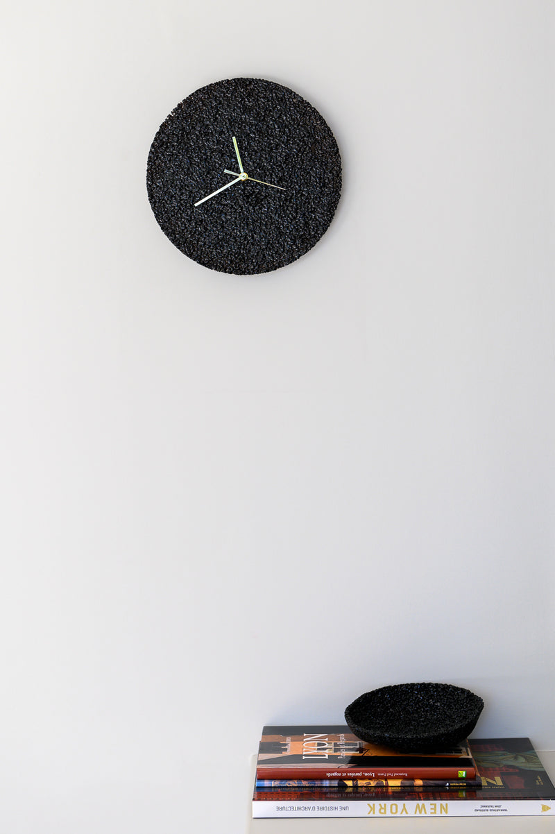 Horloge éclats de verre aiguilles dorées