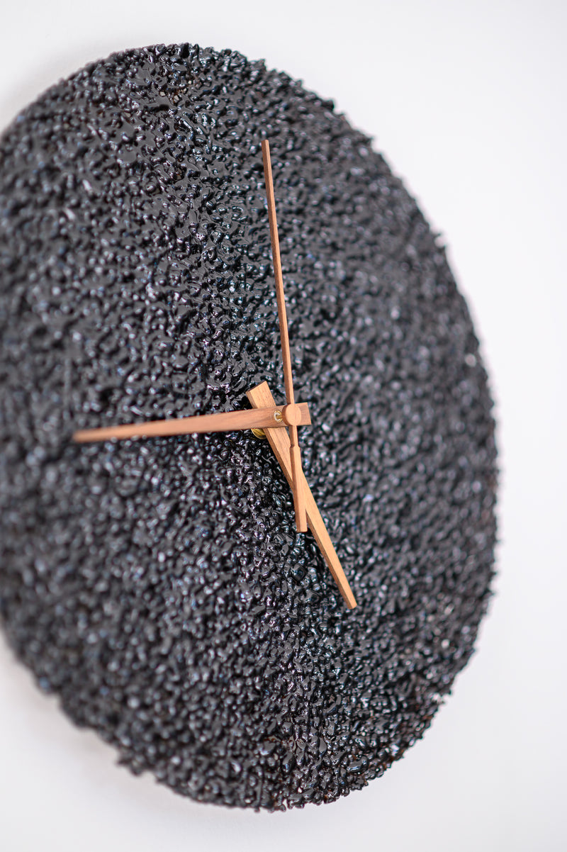 Horloge éclats de verre aiguilles bois